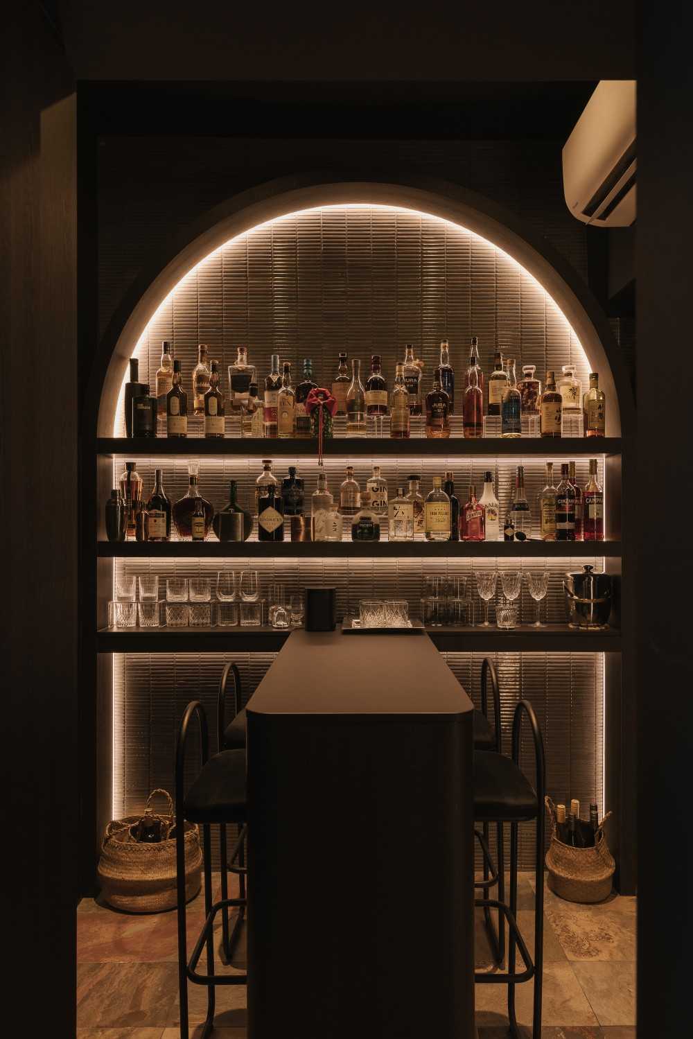 Modern Home Bar with Countertop and Feature Wall