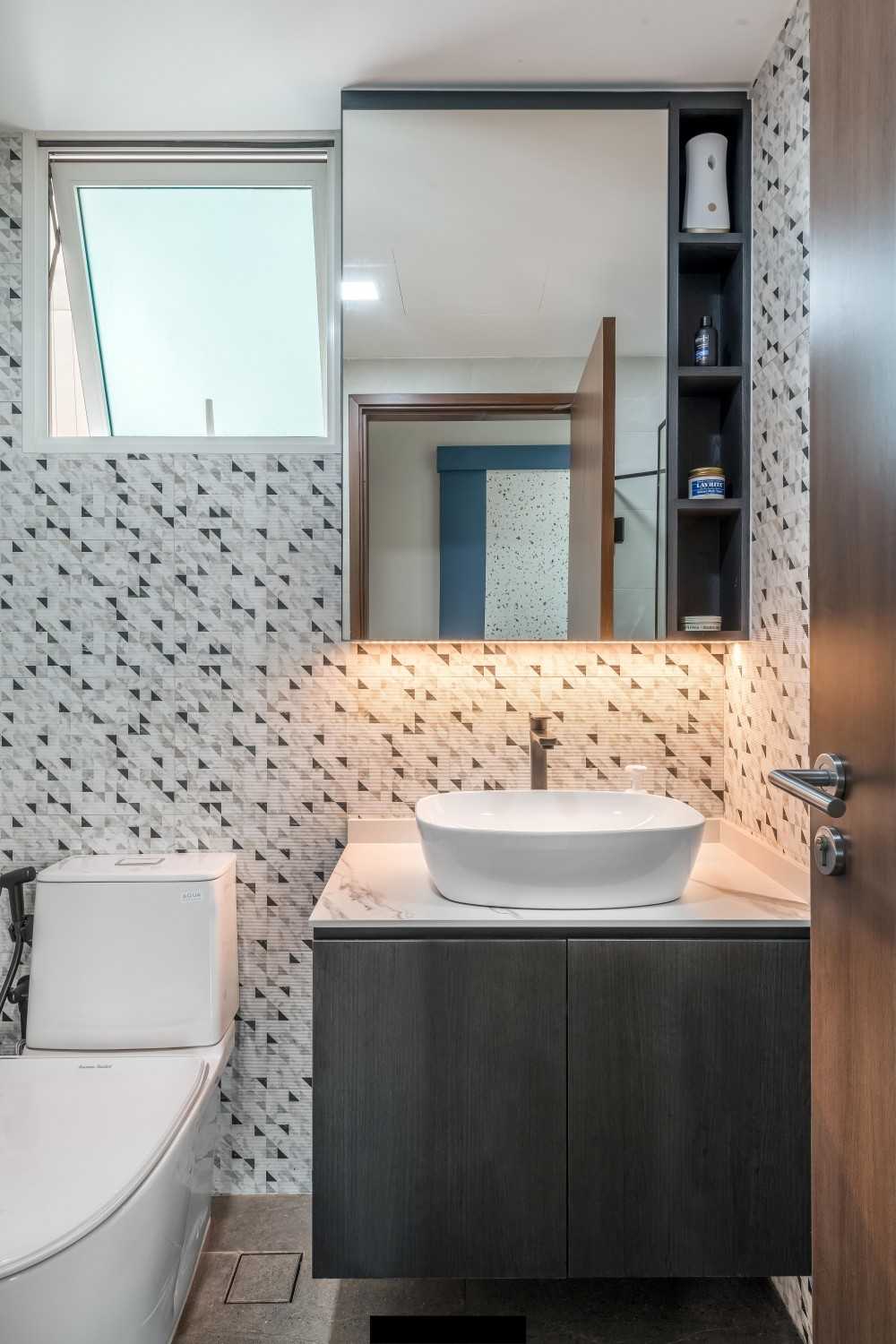 Contemporary Bathroom with Countertop and Homogeneous Tiles