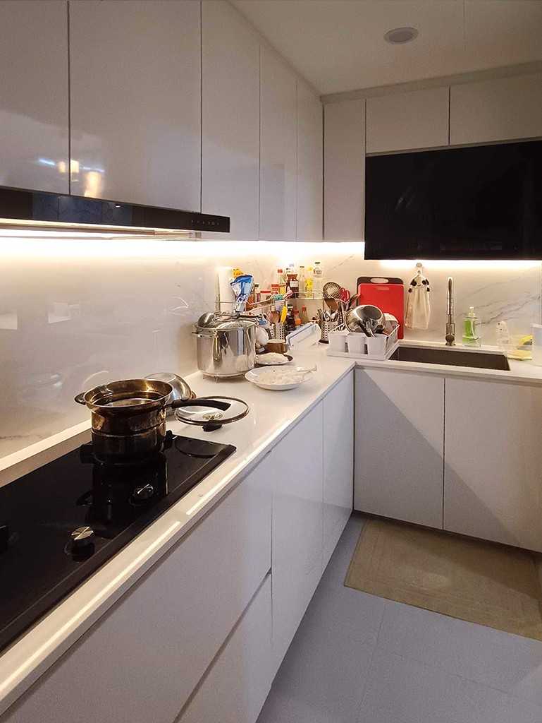 Modern Kitchen with Kitchen Island and Kitchen Accessories