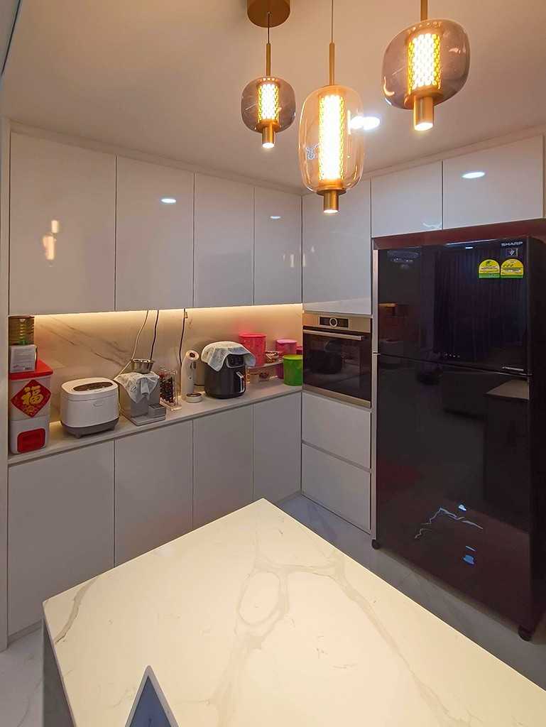 Modern Kitchen with Kitchen Island and Kitchen Backsplash
