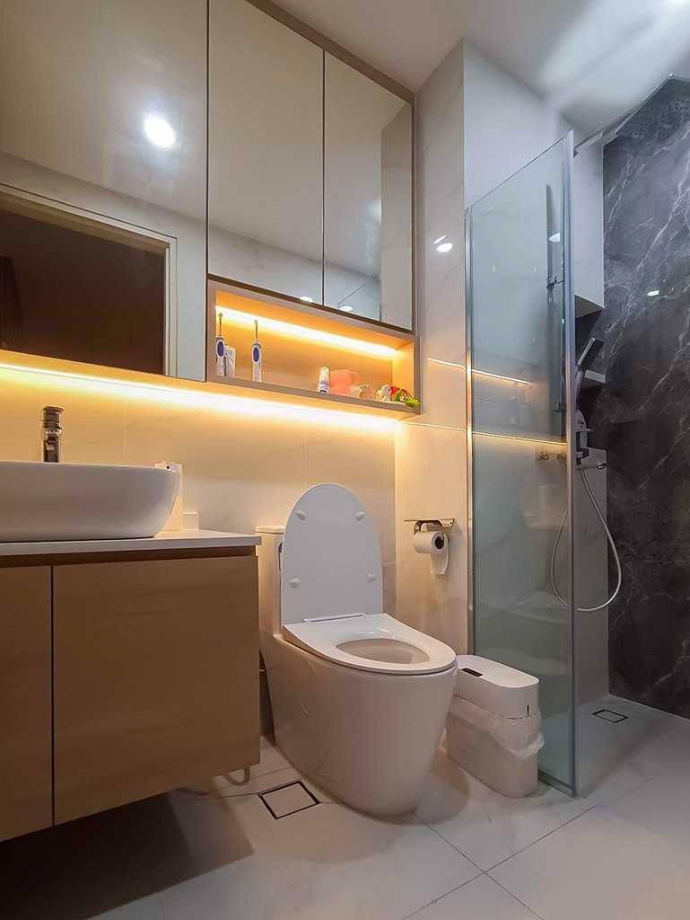 Modern Bathroom with Mirror and Bathroom Storage