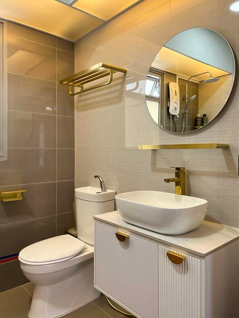 Scandinavian Bathroom with Mirror and Bathroom Storage