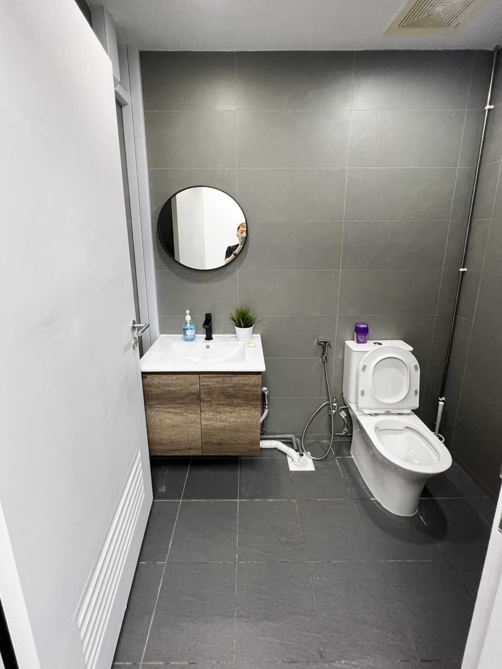 Modern Bathroom with Mirror and Bathroom Storage