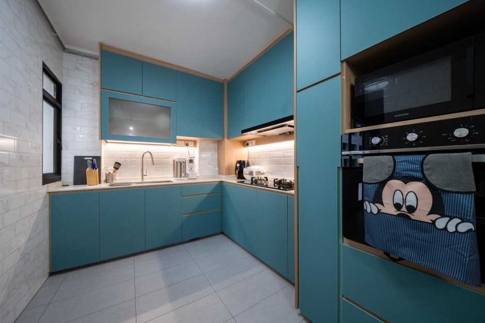 Contemporary Kitchen with Homogeneous Tiles and Wood Flooring