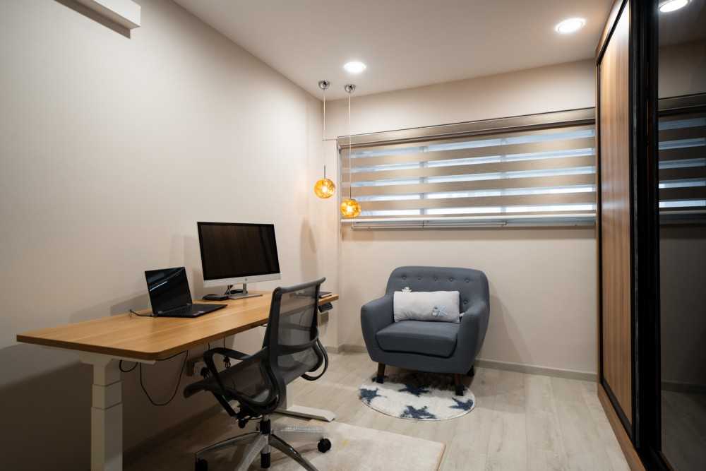 Contemporary Walk-in Wardrobe with Mirror and Wardrobe