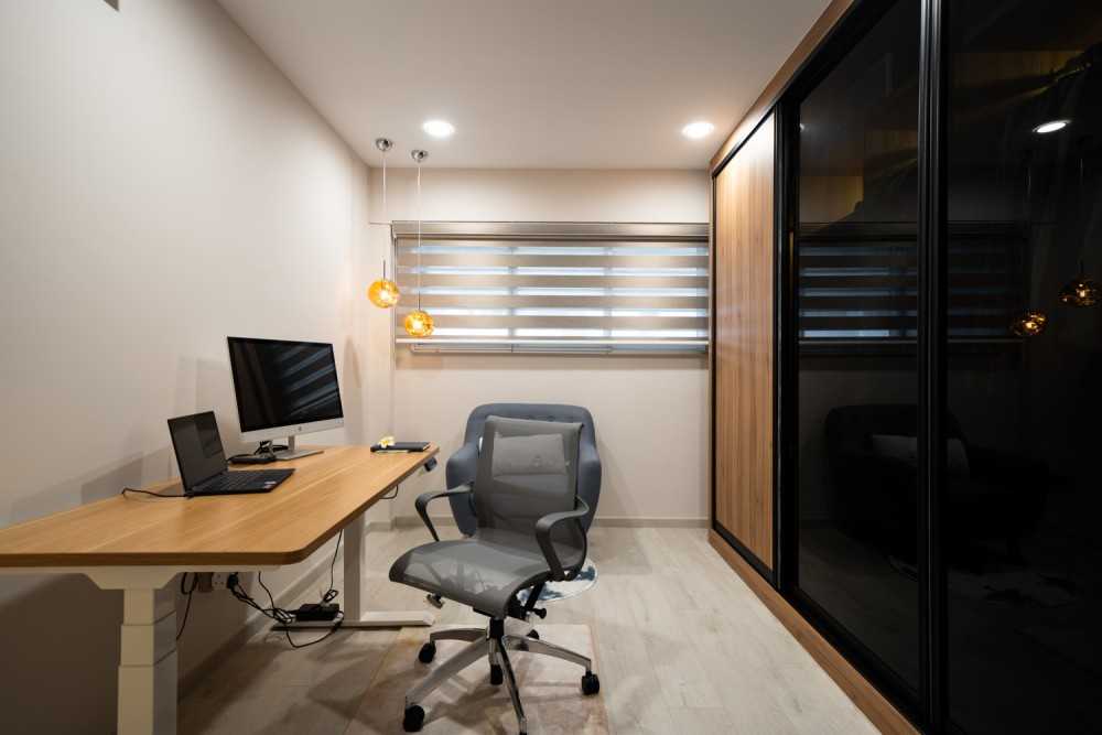 Contemporary Walk-in Wardrobe with Mirror and Wardrobe