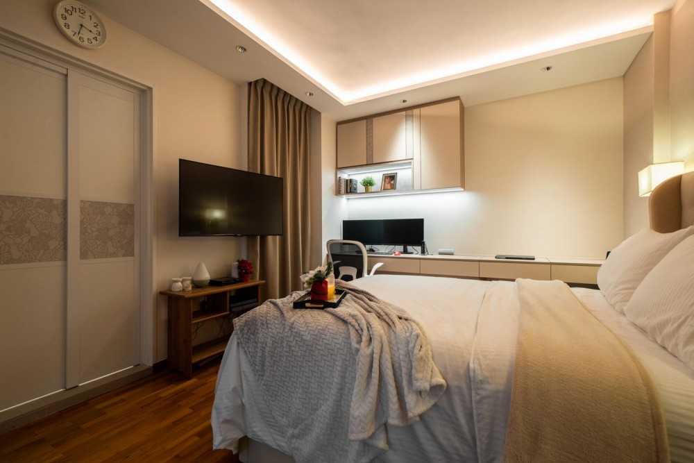 Modern Bedroom with Vinyl Flooring and Wardrobe