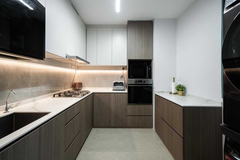 Modern Kitchen with Vinyl Flooring and Homogeneous Tiles