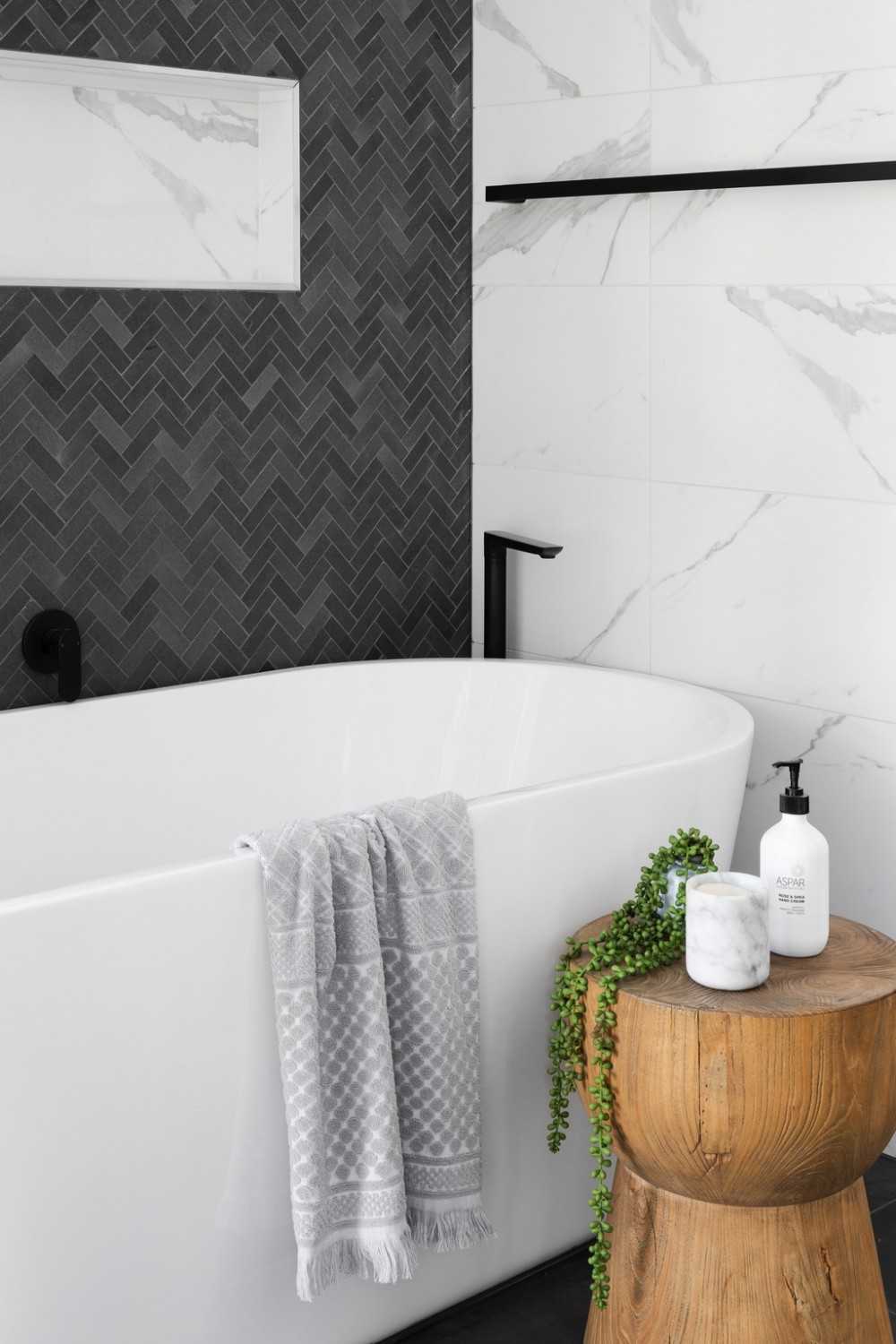 Asian Bathroom with Homogeneous Tiles and Herringbone Tiling