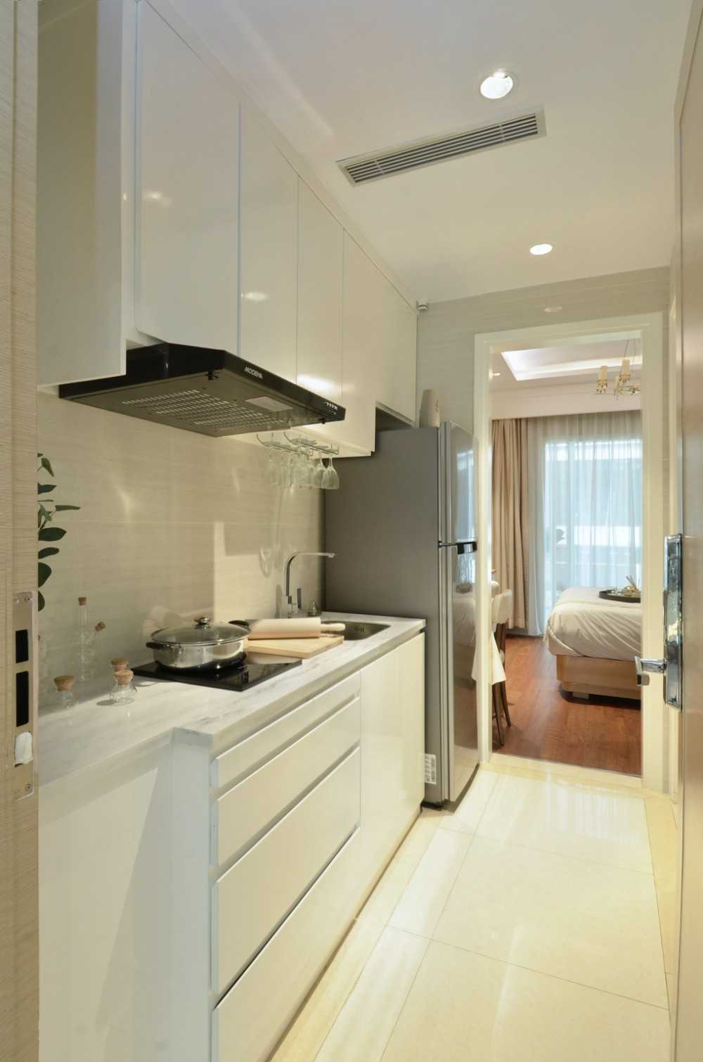 Scandinavian Kitchen with Countertop and Kitchen Backsplash