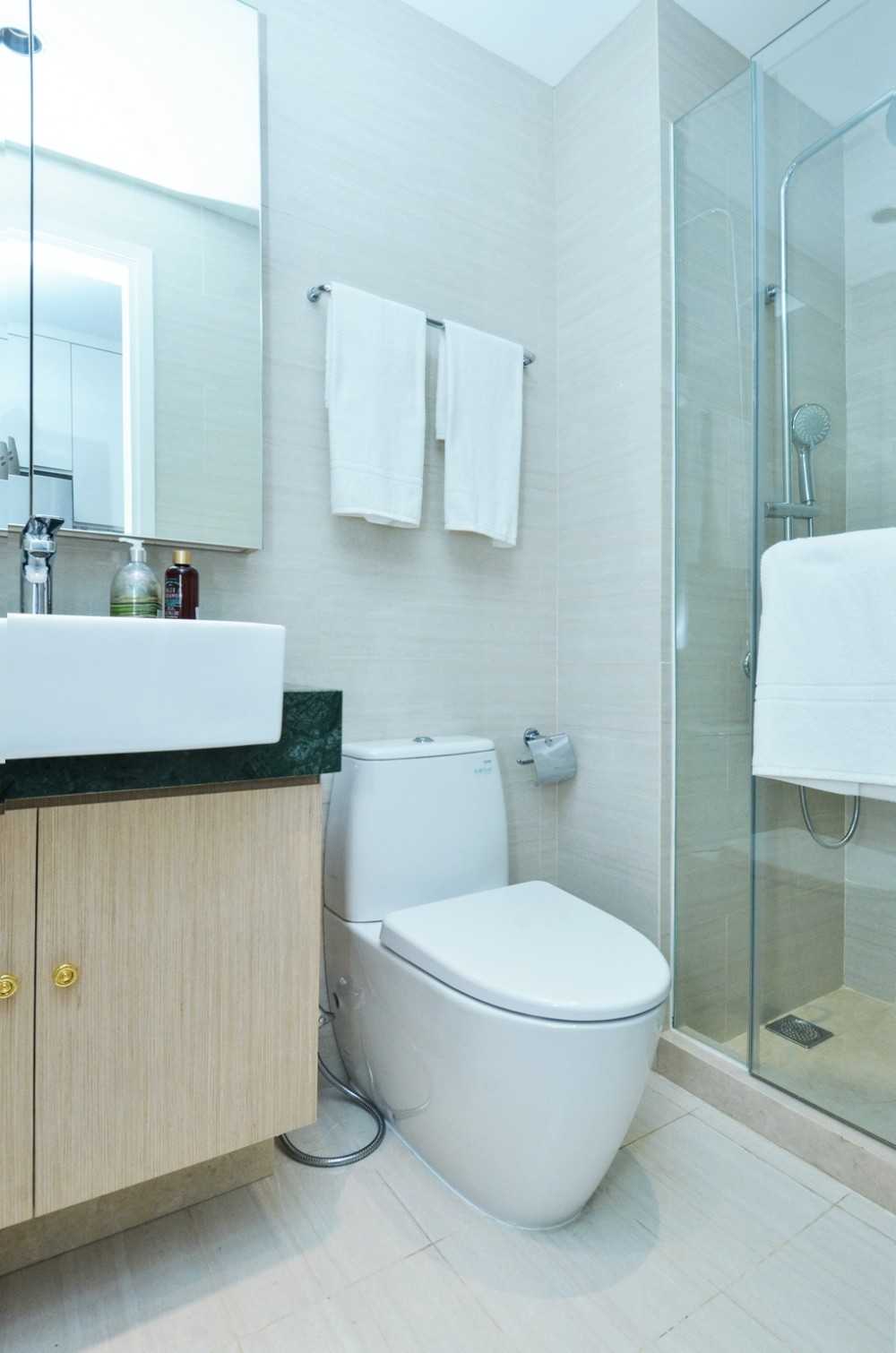 Scandinavian Bathroom with Countertop and Homogeneous Tiles