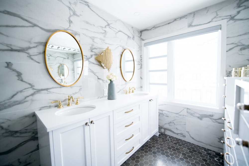 Contemporary Bathroom with Countertop and Homogeneous Tiles
