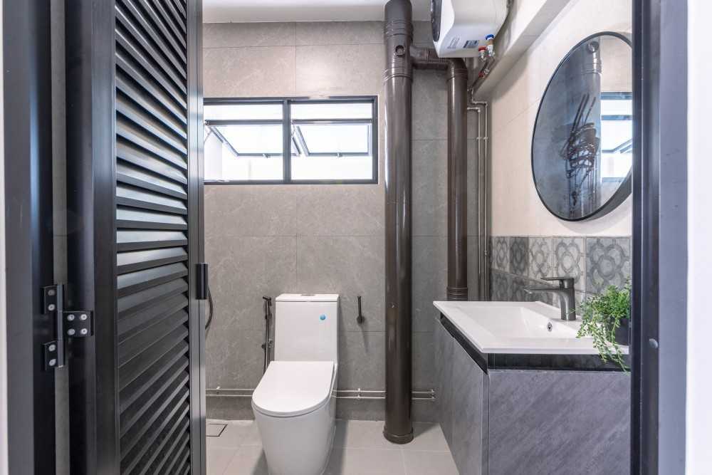 Contemporary Bathroom with Mirror and Bathroom Storage