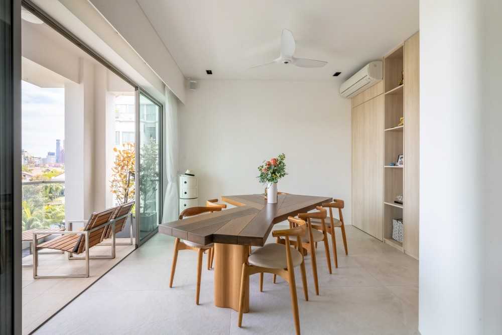 Modern Dining Room with Ceiling Fan and Dining Table