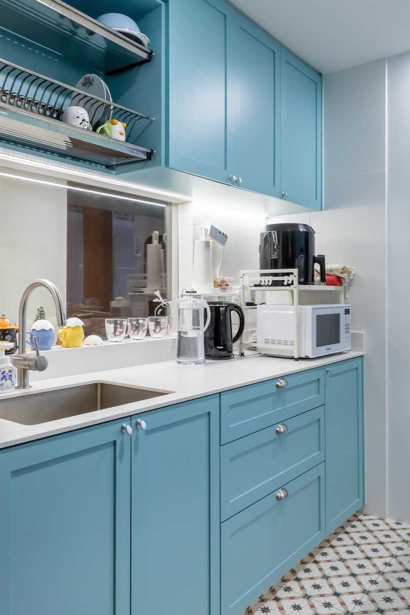 Modern Kitchen with Countertop and Mosaic