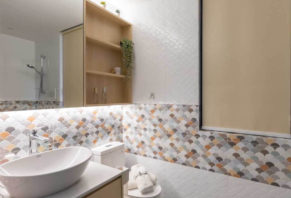 Modern Bathroom with Mirror and Bathroom Storage
