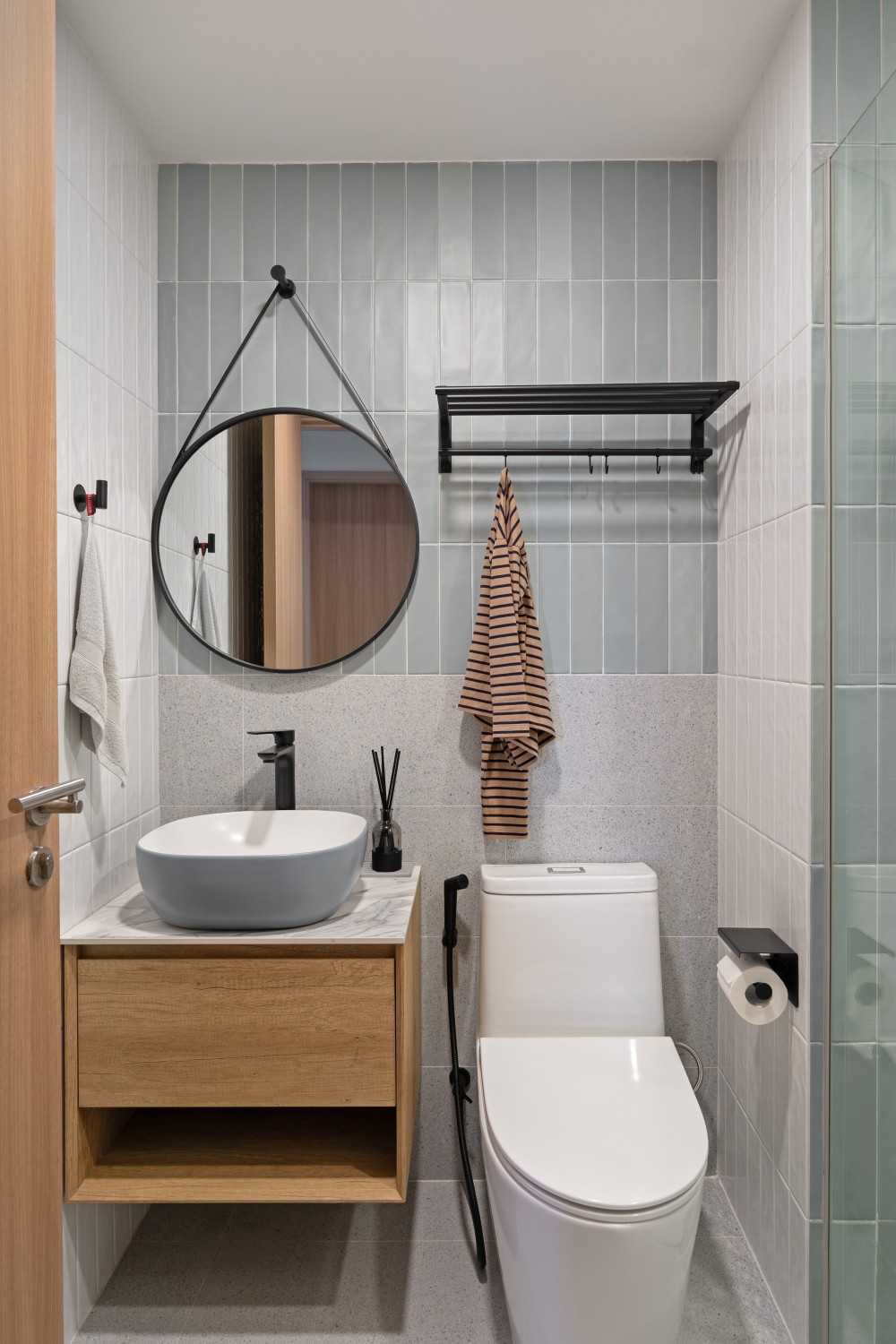 Modern Bathroom with Countertop and Mirror