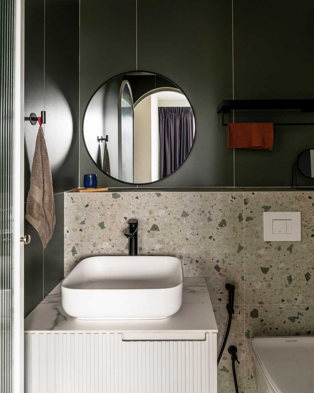 Modern Bathroom with Countertop and Mirror