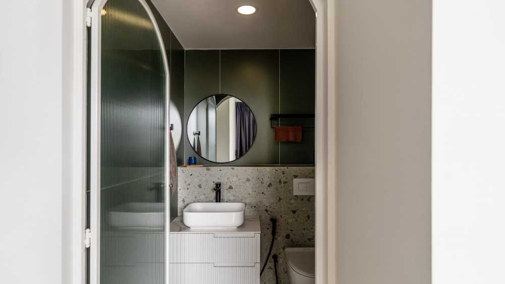 Modern Bathroom with Countertop and Mirror