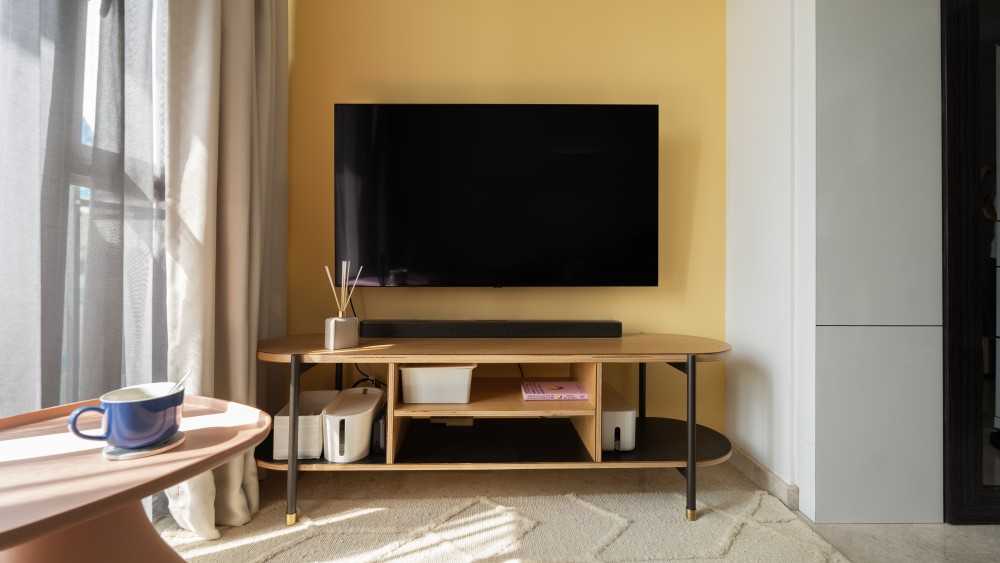 Modern Living Room with Console Table and Coffee Table