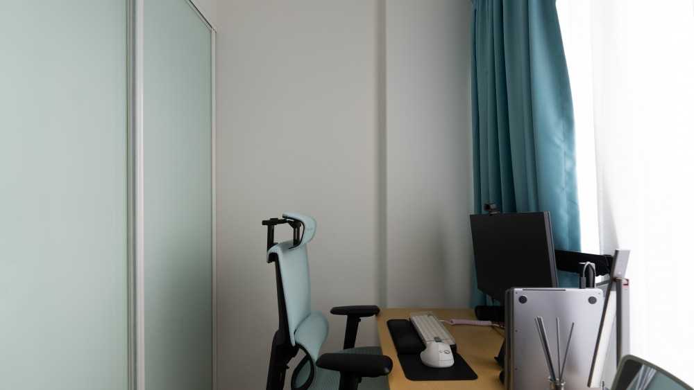 Modern Workstation with Desk and Desk Chairs