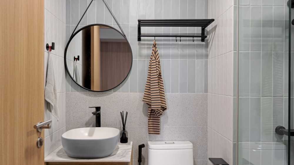 Modern Bathroom with Countertop and Mirror