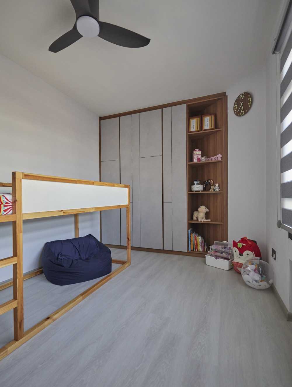 Contemporary Bedroom with Vinyl Flooring and Wardrobe