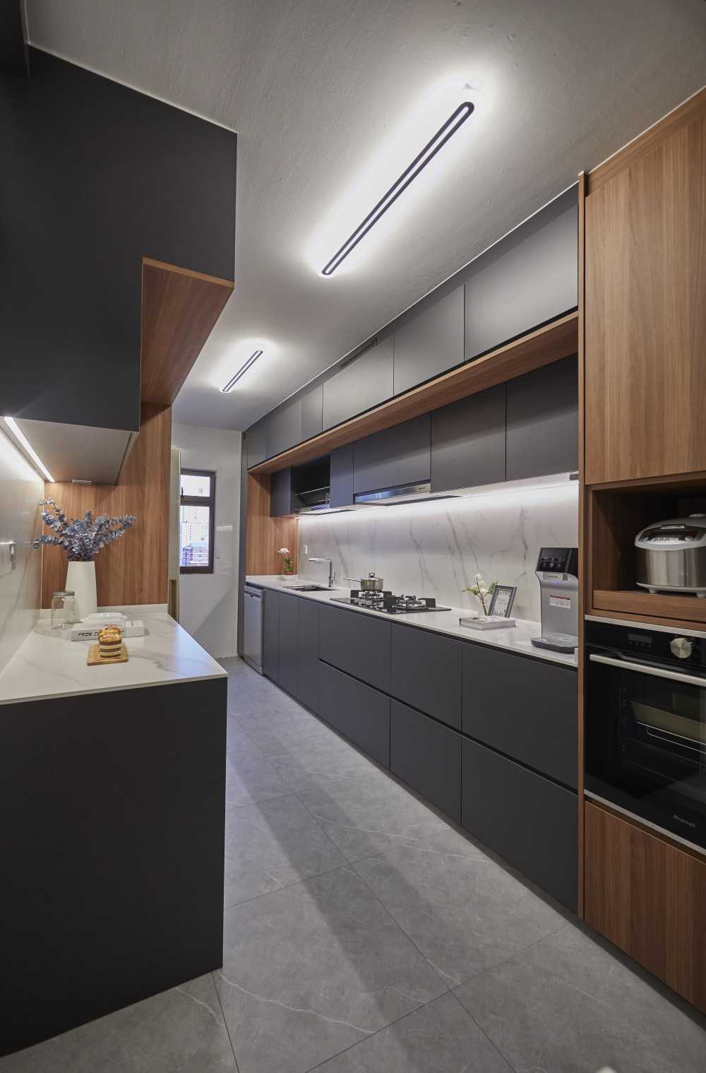 Contemporary Kitchen with Countertop and Kitchen Backsplash
