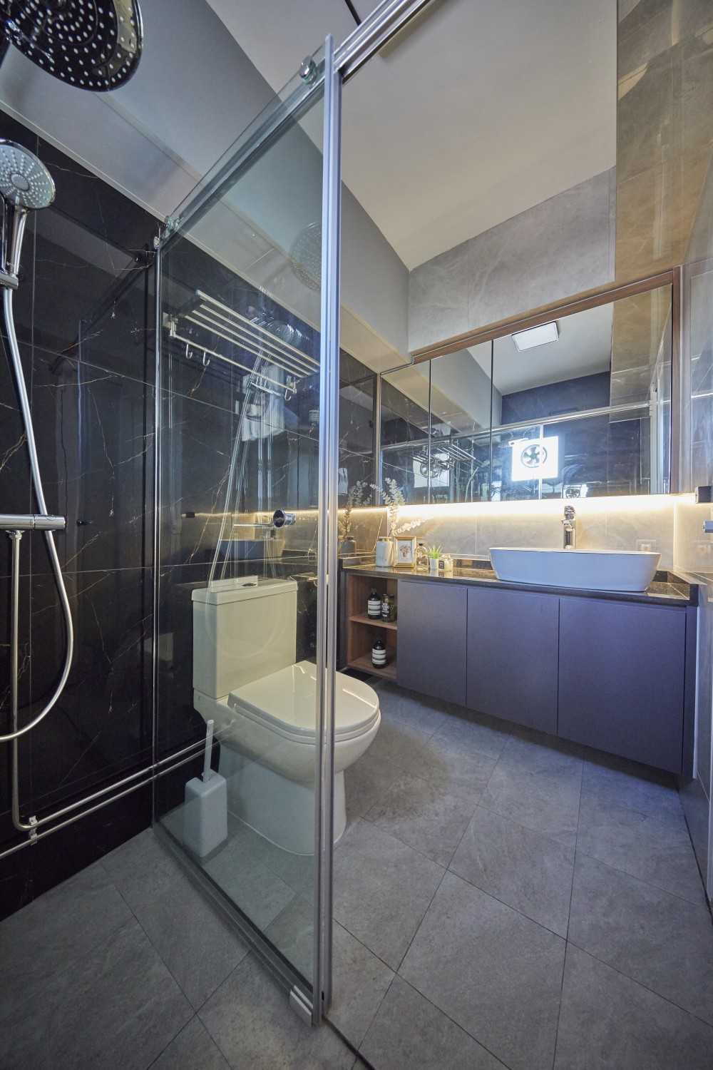 Contemporary Bathroom with Homogeneous Tiles and Mirror