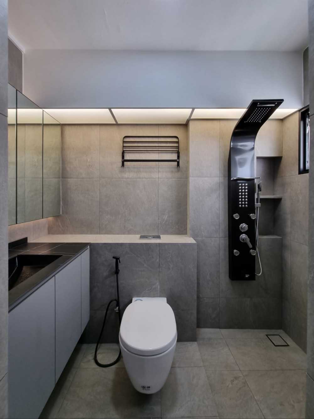 Modern Bathroom with Mirror and Bathroom Storage