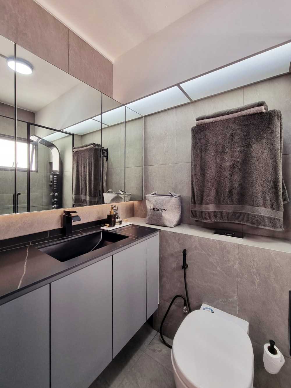 Modern Bathroom with Mirror and Bathroom Storage
