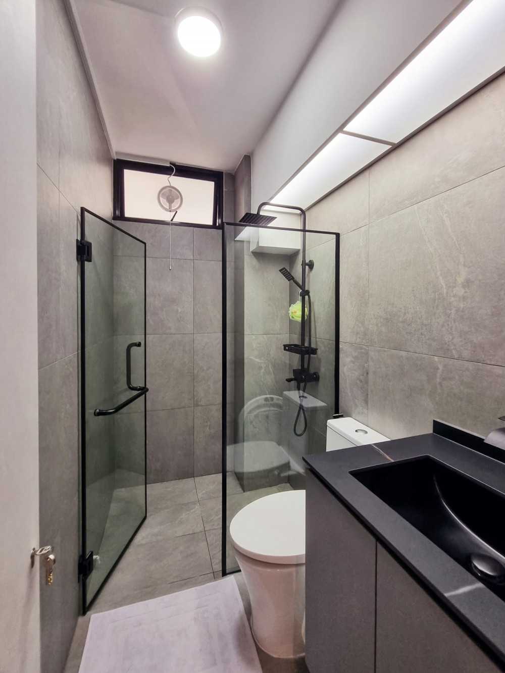 Modern Bathroom with Mirror and Bathroom Storage