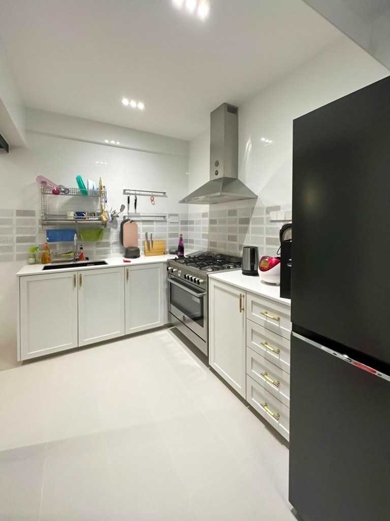 Modern Kitchen with Kitchen Backsplash and Kitchen Accessories