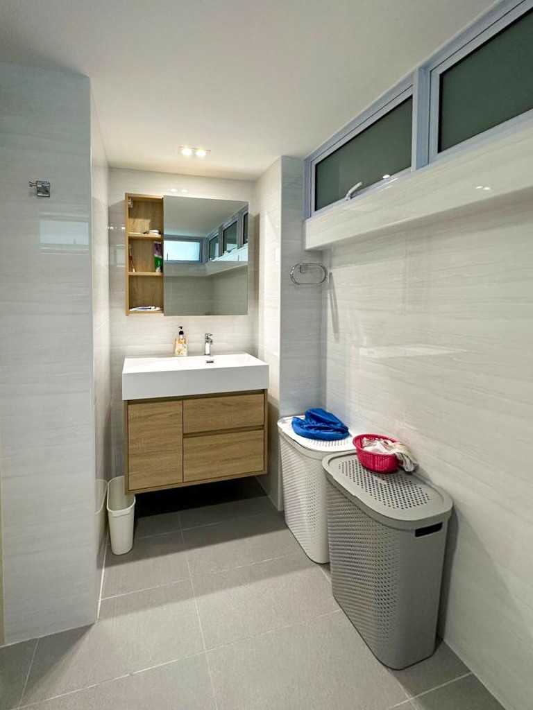 Modern Bathroom with Mirror and Bathroom Storage