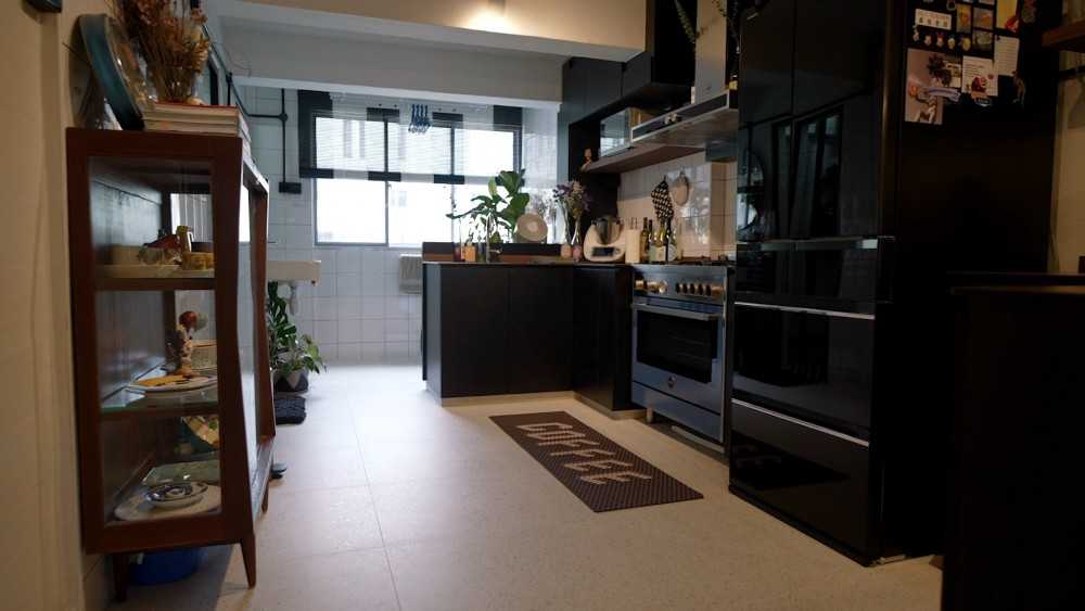 Vintage Kitchen with Homogeneous Tiles and Kitchen Window