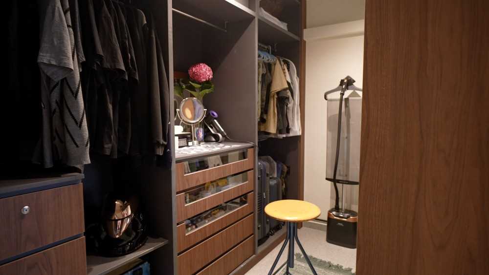 Vintage Walk-in Wardrobe with Mirror and Wardrobe