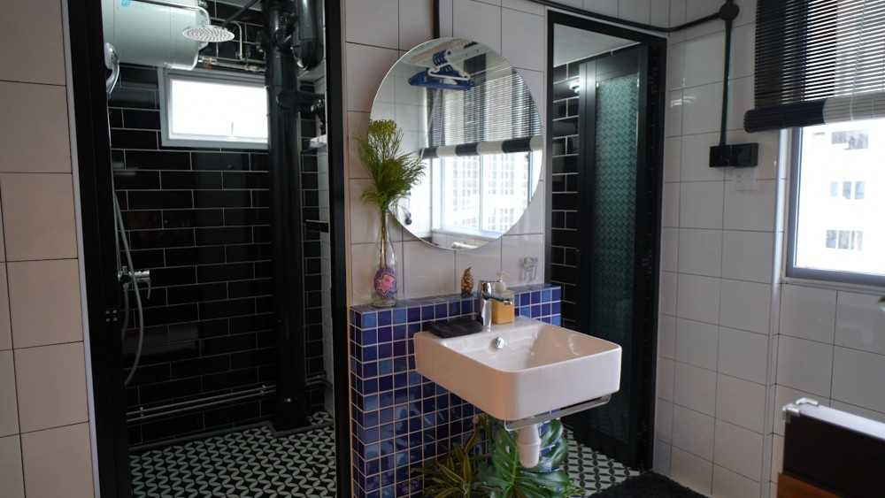 Vintage Bathroom with Homogeneous Tiles and Mirror