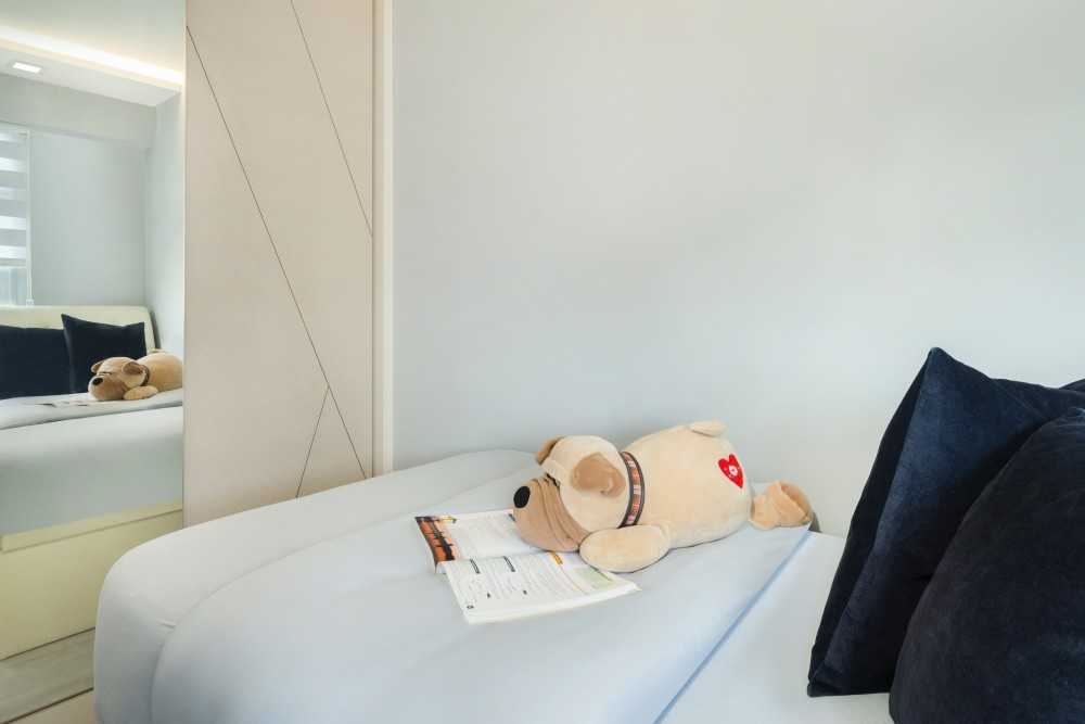 Minimalist Bedroom with Vinyl Flooring and Cove Lighting