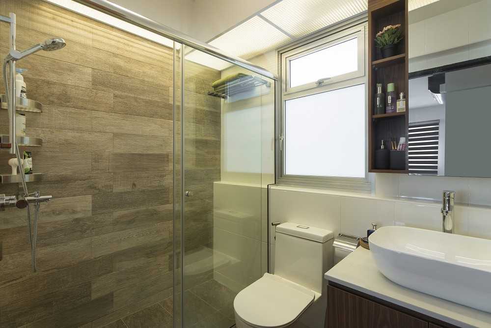 Contemporary Bathroom with Countertop and Shower Screen