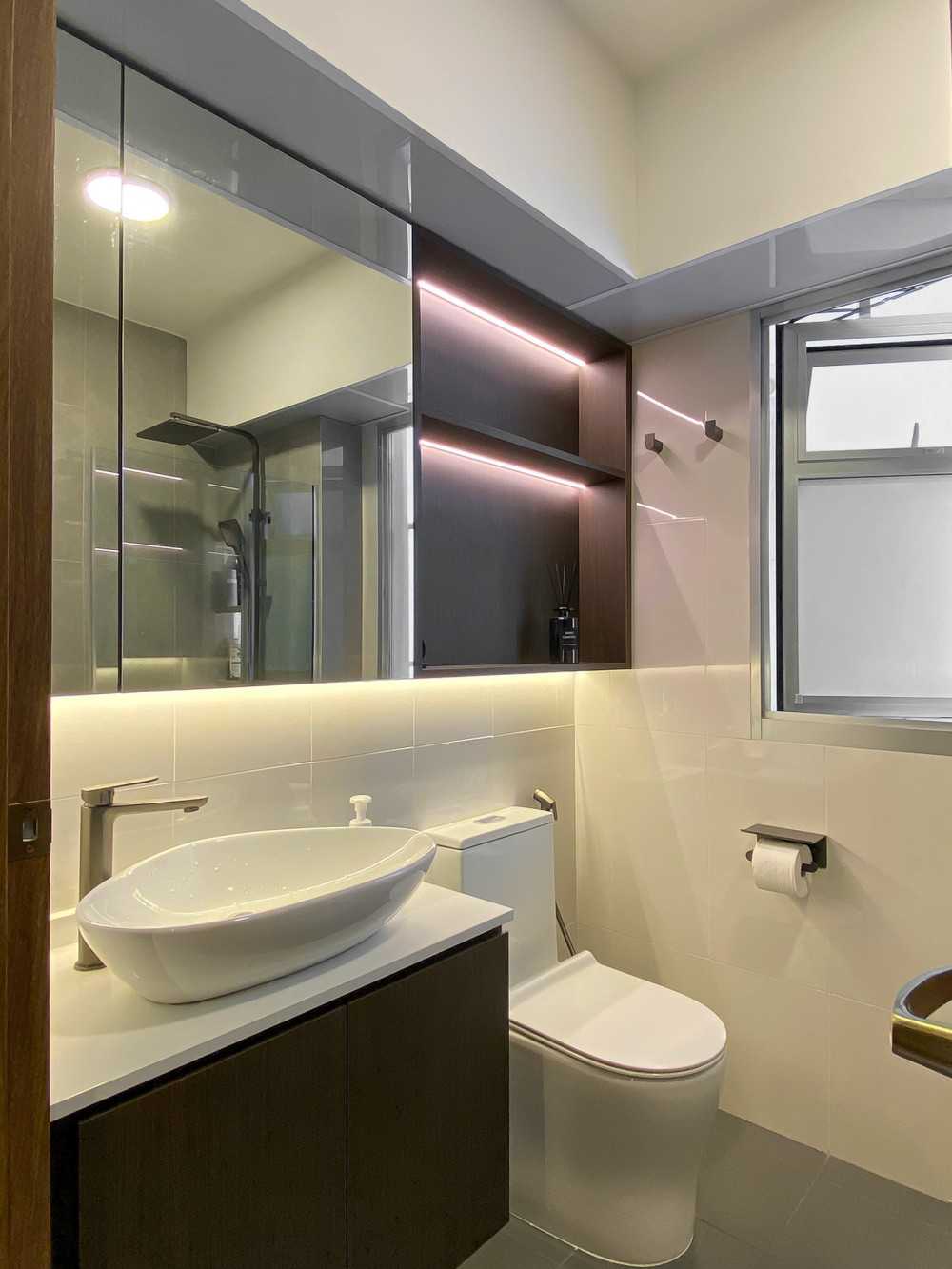 Scandinavian Bathroom with Mirror and Bathroom Storage