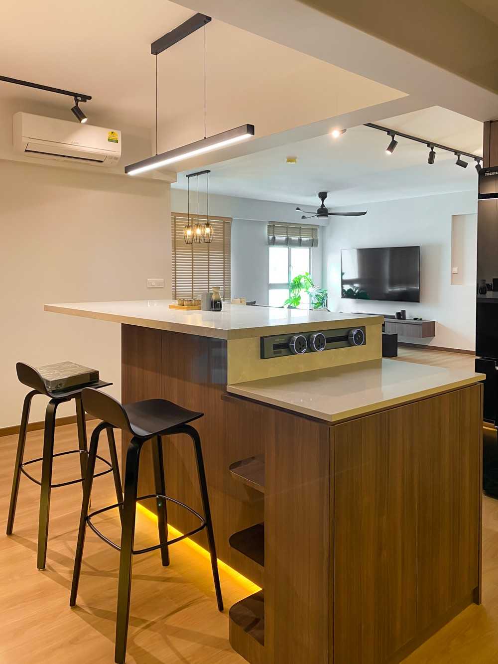 Scandinavian Dining Room with Bar Counter and Dining Table