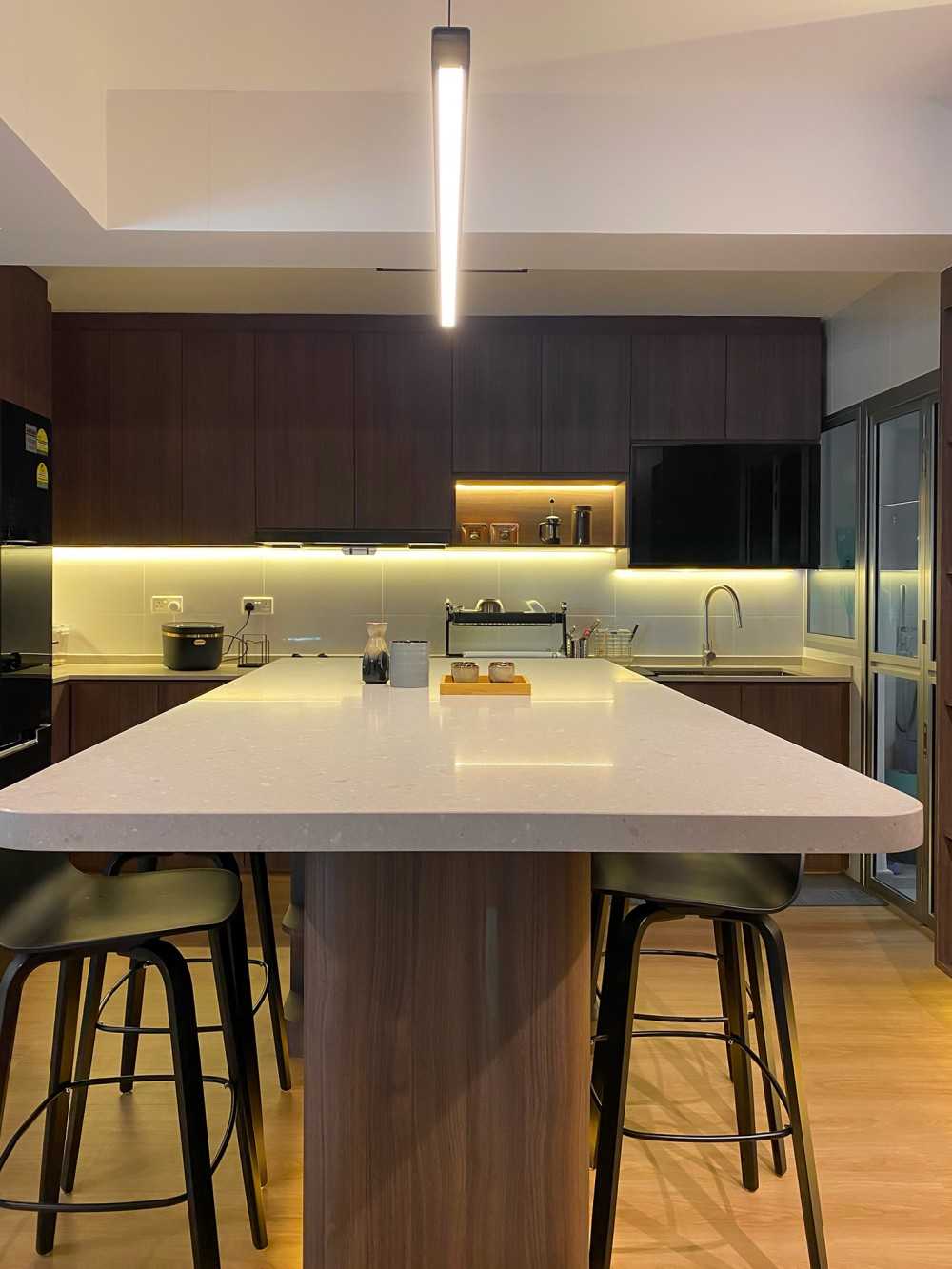 Scandinavian Dining Room with Kitchen Backsplash and Dining Table