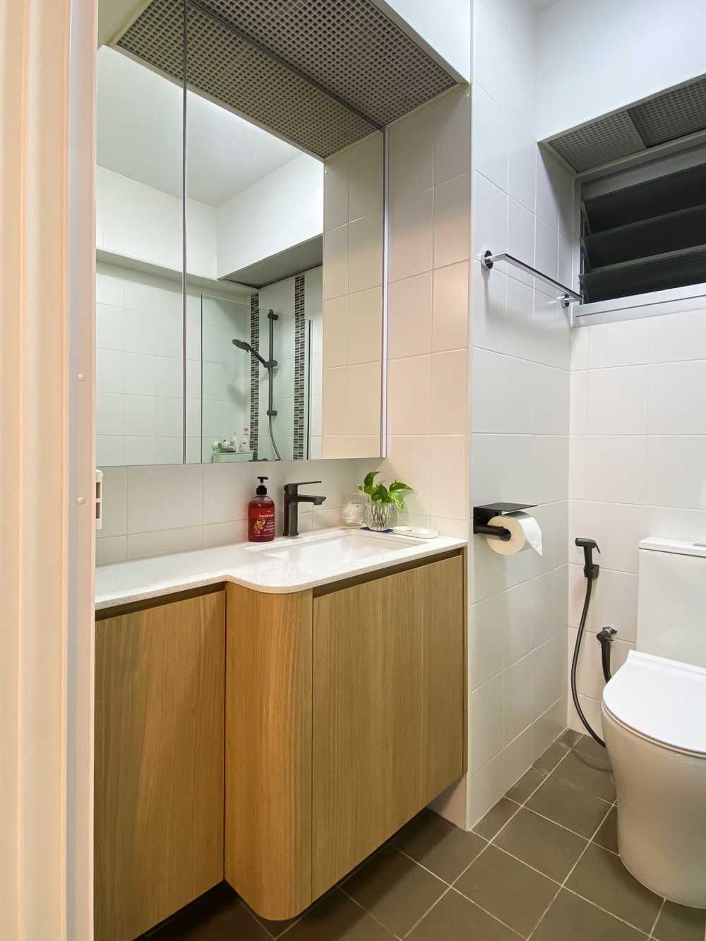 Scandinavian Bathroom with Mirror and Bathroom Storage
