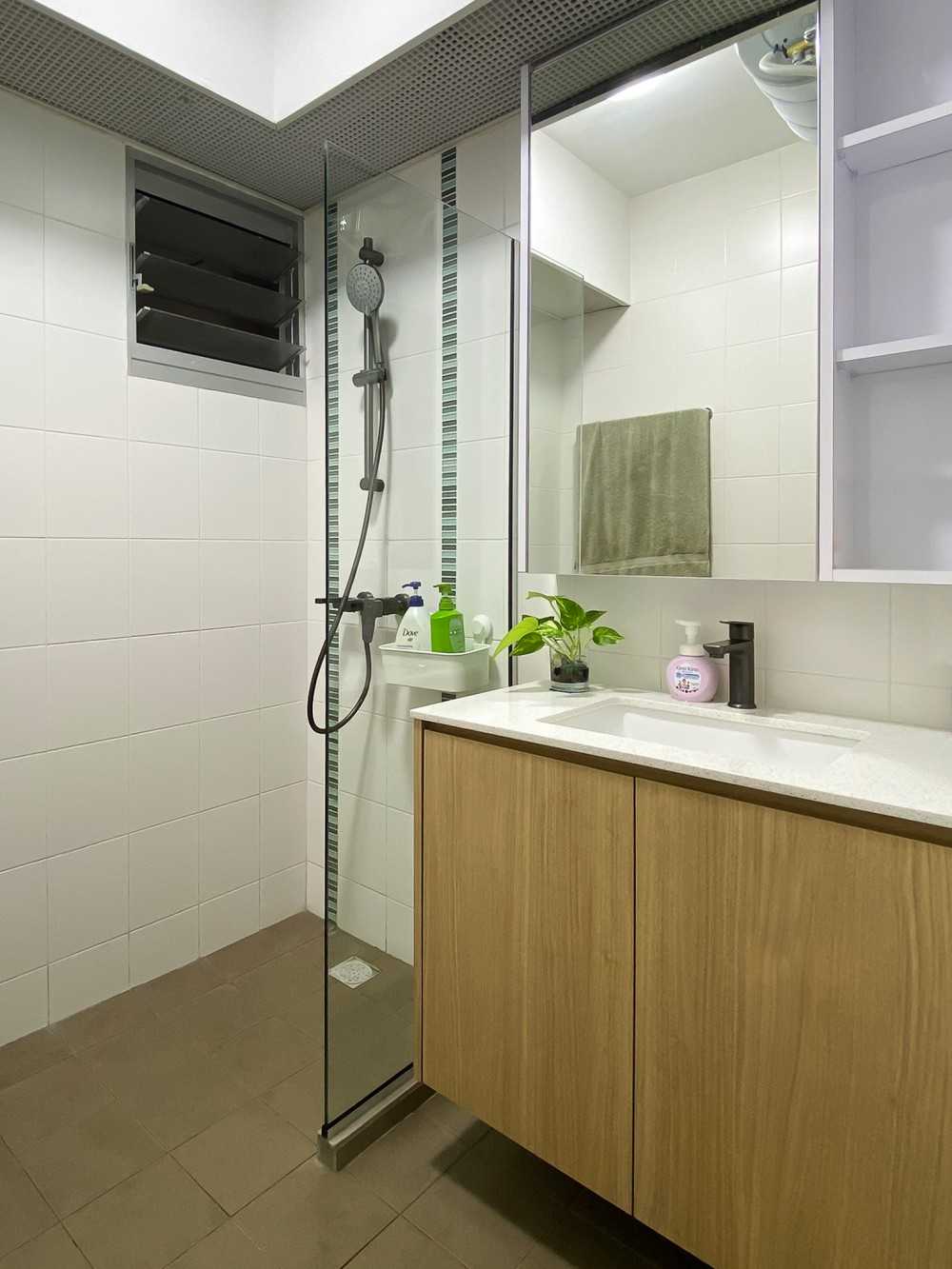 Scandinavian Bathroom with Mirror and Shower Screen