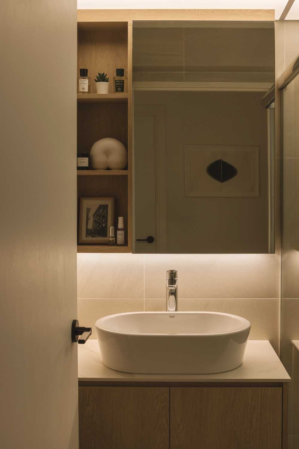 Modern Bathroom with Mirror and Bathroom Storage