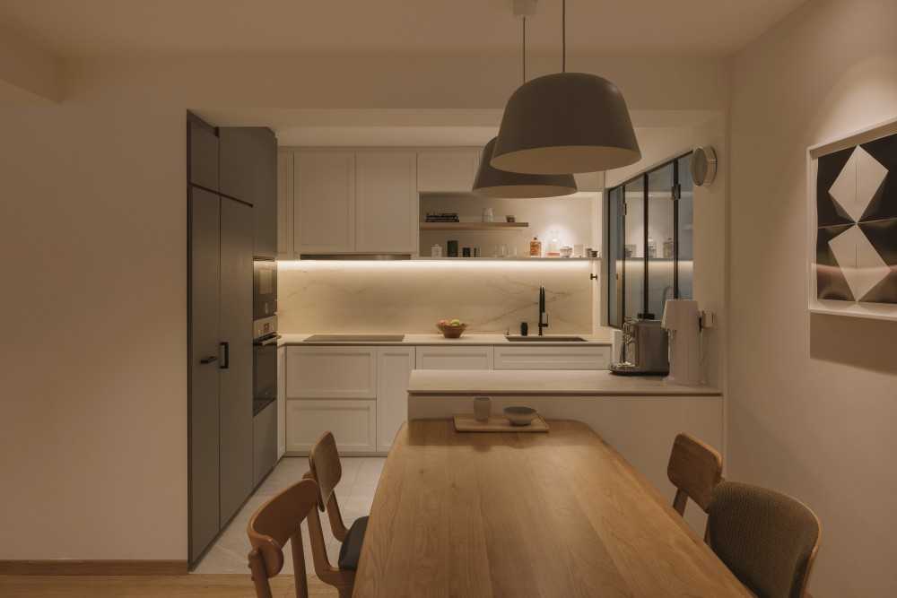 Modern Dining Room with Countertop and Dining Table
