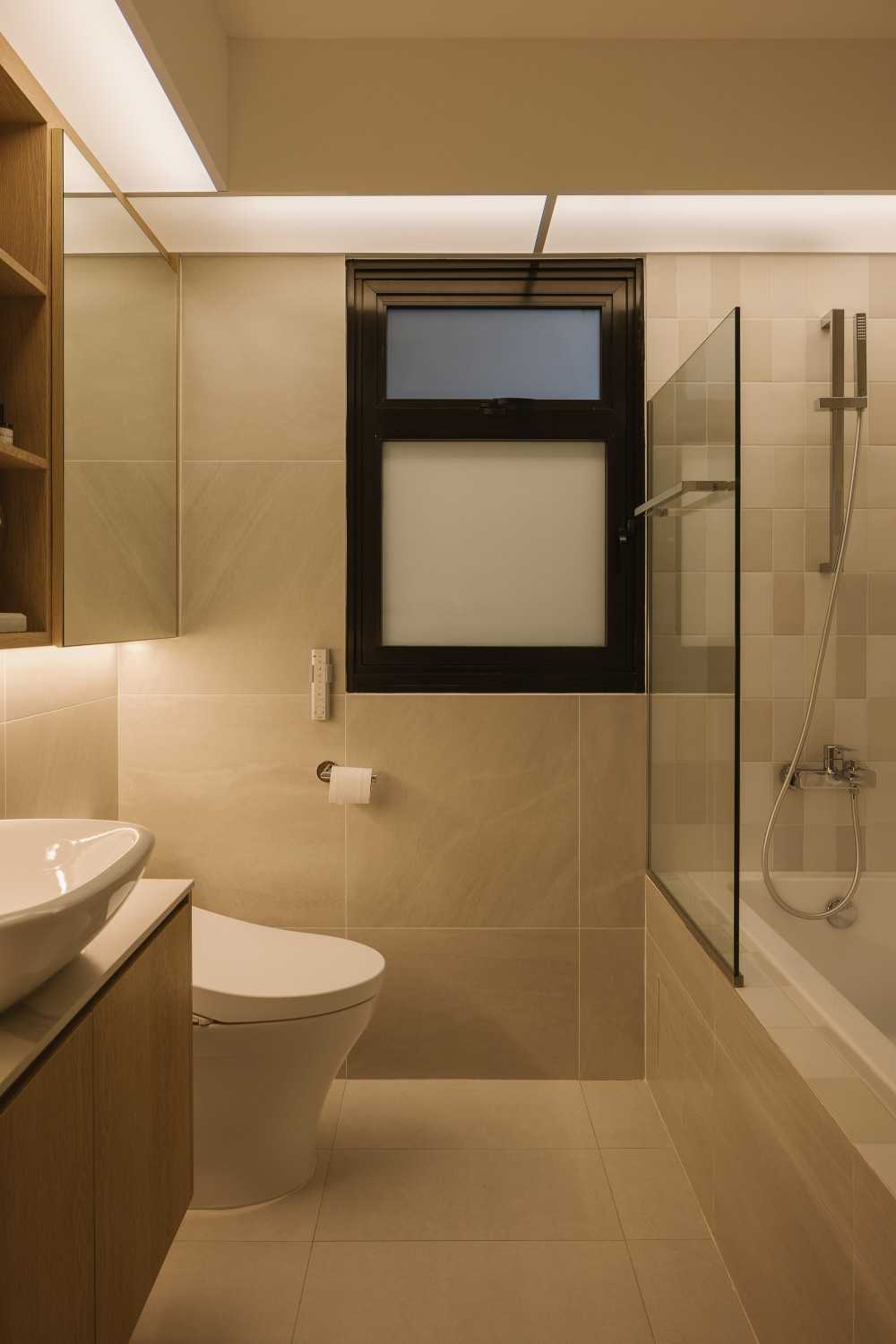 Modern Bathroom with Mirror and Bathtub