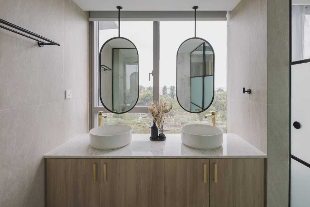 Modern Bathroom with Mirror and Shower Screen