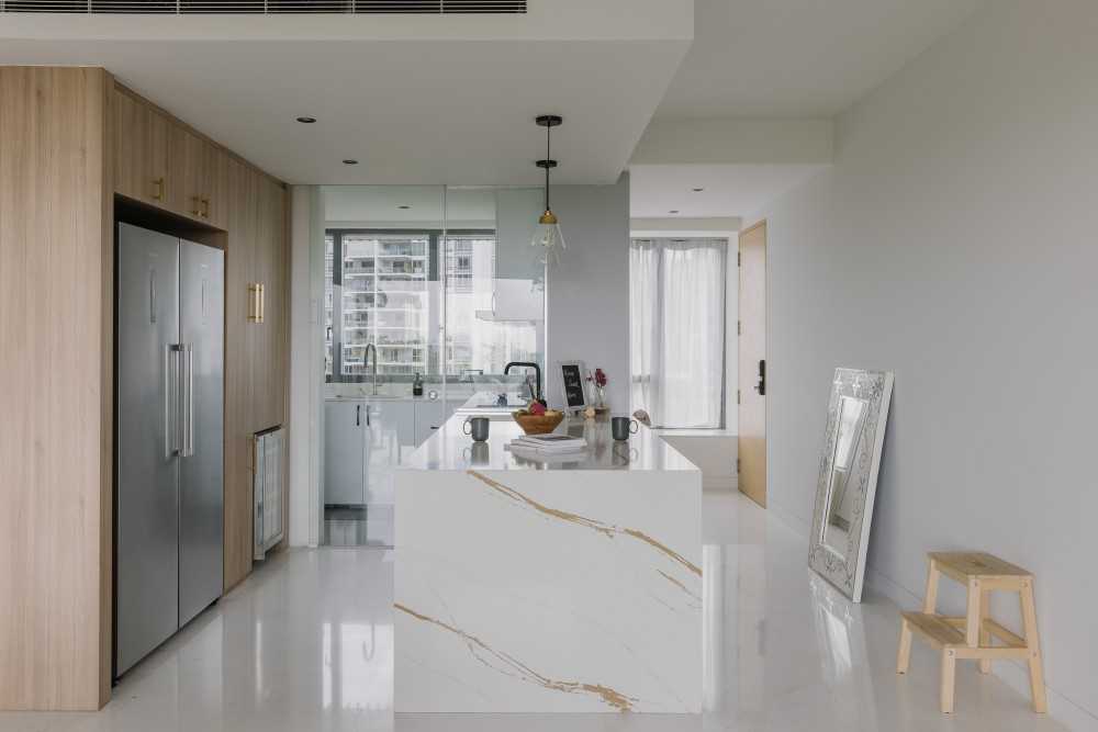 Modern Pantry with Kitchen Island and Drinkware