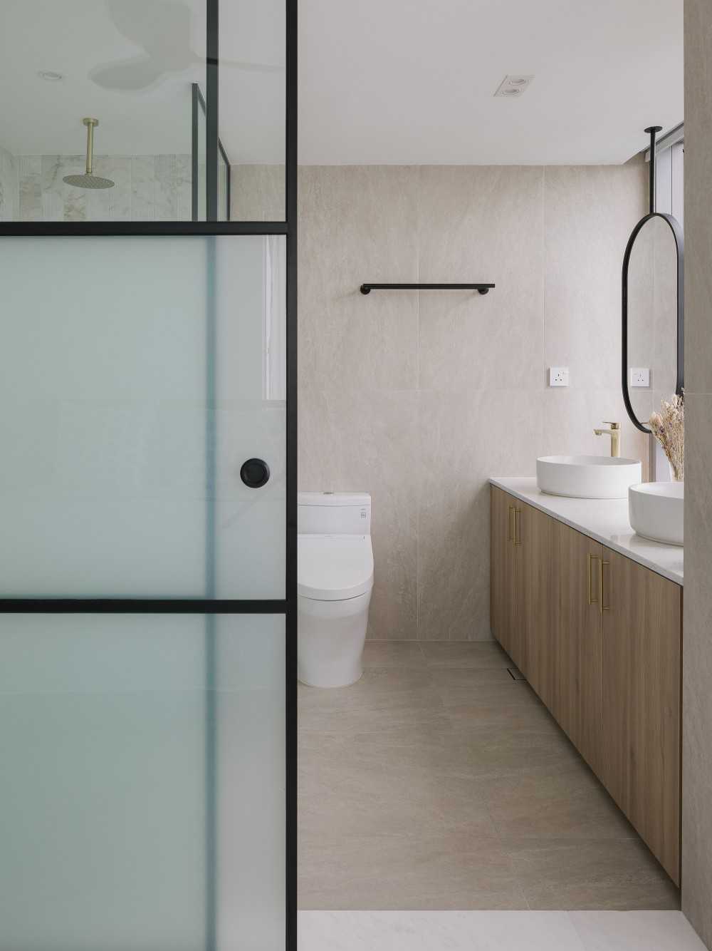 Modern Bathroom with Mirror and Bathroom Storage